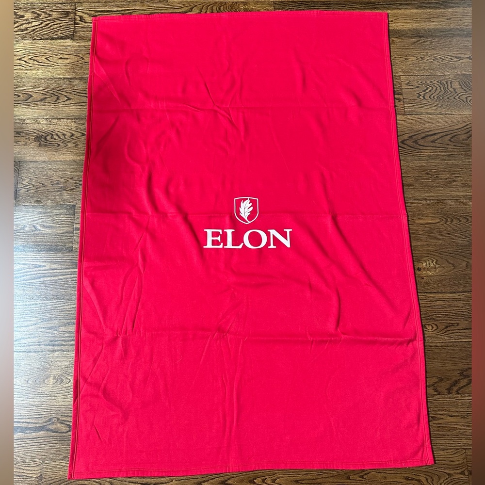 Dark red Elon University blanket, 6Ft 8.5In length and 4Ft 7In width - Picture 2 of 8